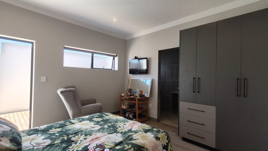 5 Bedroom Property for Sale in Outeniquasbosch Western Cape